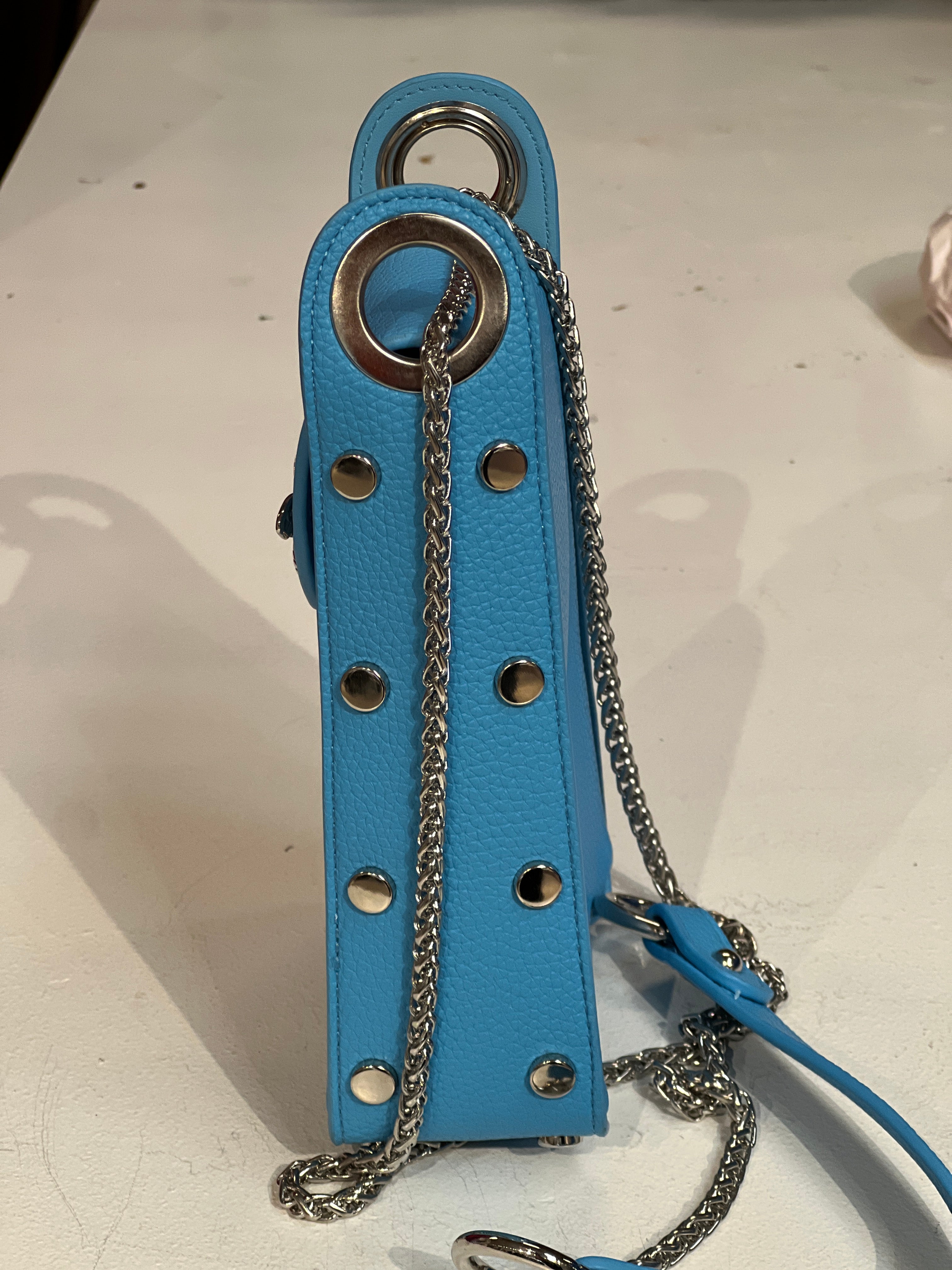 Layla - Cool lille taske med sølv kæde og bi-lukning